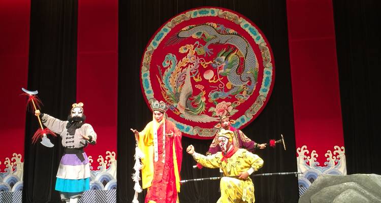 Des acteurs jouant avec des costumes colorés sur scène.