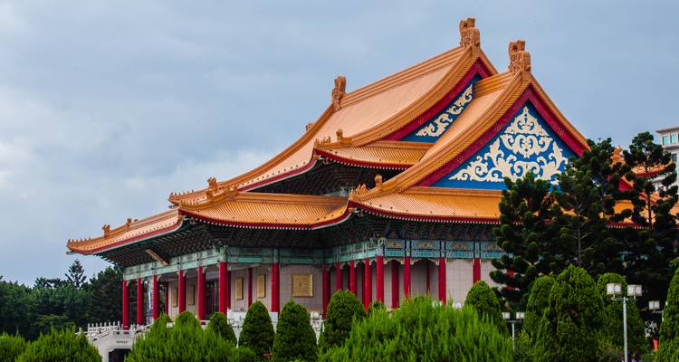 Temple traditionnel avec des ornements rouges et dorés.