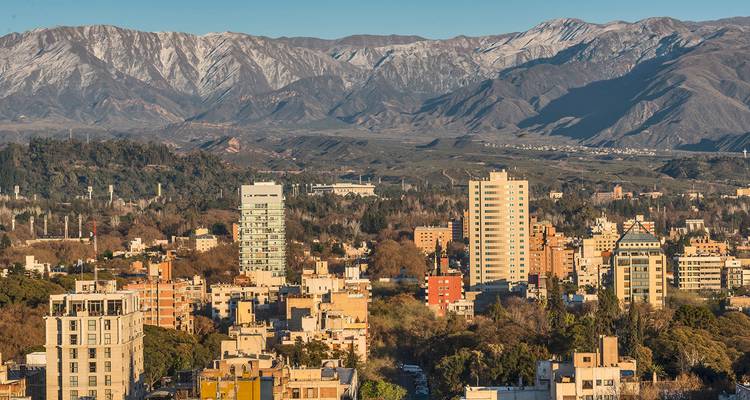 Horizon de la ville de Mendoza avec les montagnes en arrière-plan.