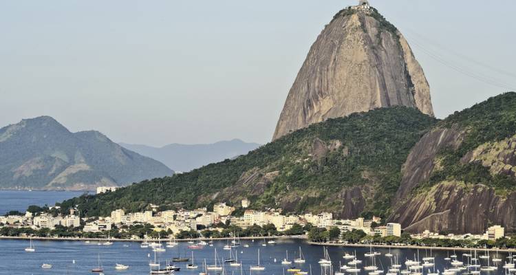 Suikerbroodberg met boten en stad eronder.