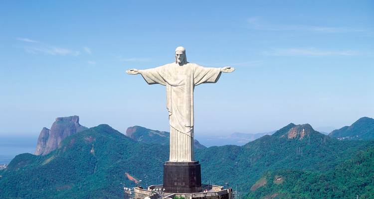 Christus de Verlosser standbeeld met bergen op de achtergrond.