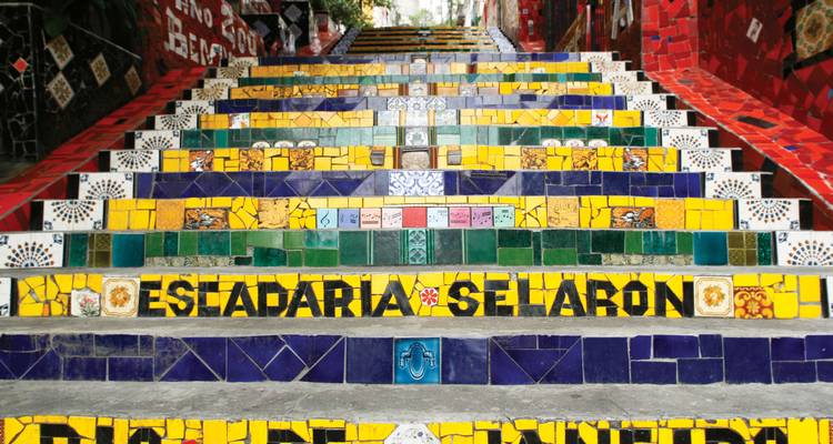 Kleurrijke betegelde trappen met decoratieve tekst in Rio.