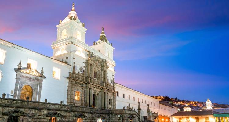 Architektonisches Wahrzeichen mit beleuchtetem Bogeneingang in der Abenddämmerung.