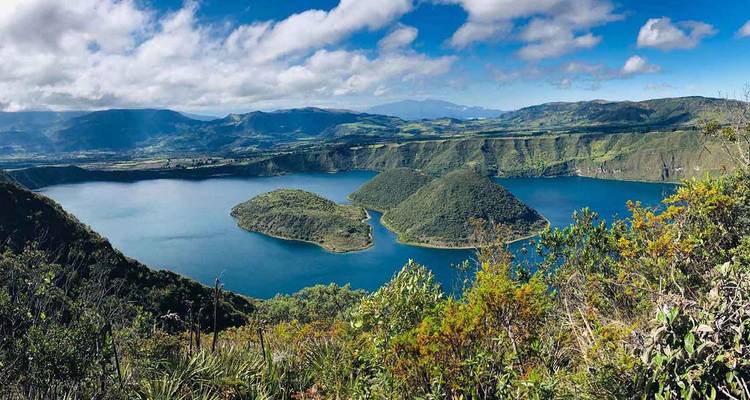 Landschaftsansicht eines von Bergen umgebenen Sees.