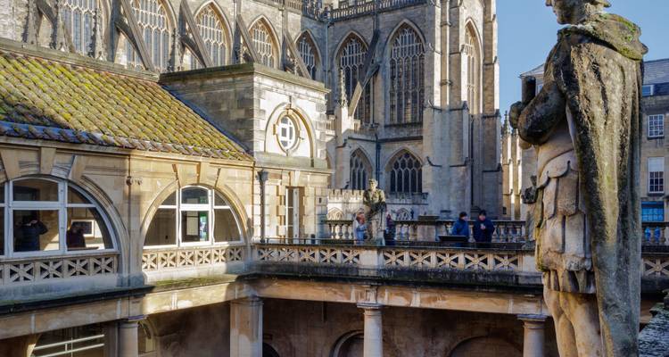 Vue sur une partie des thermes romains de Bath et de l'abbaye.
