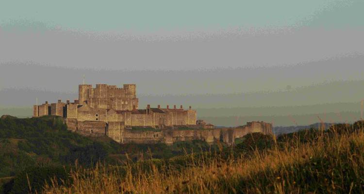Le château de Douvres vu depuis les champs.