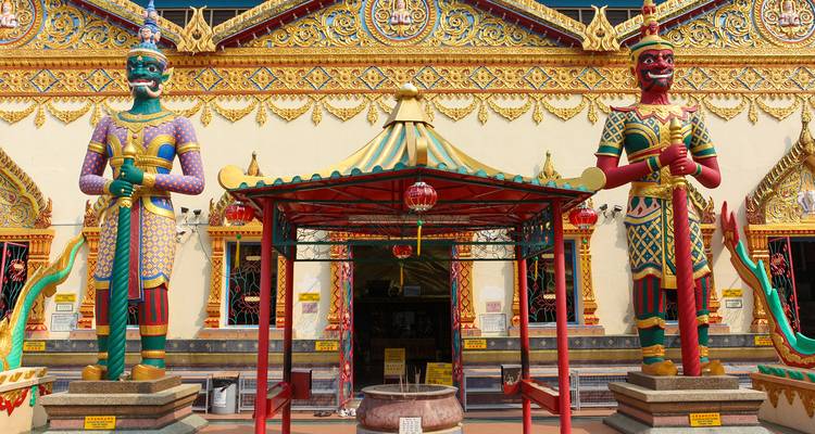 Fachada decorativa de templo con estatuas coloridas y diseños intrincados.