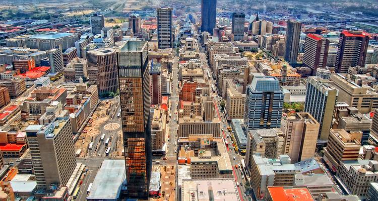 Vue aérienne du paysage urbain de Johannesburg avec des bâtiments modernes et des gratte-ciel.