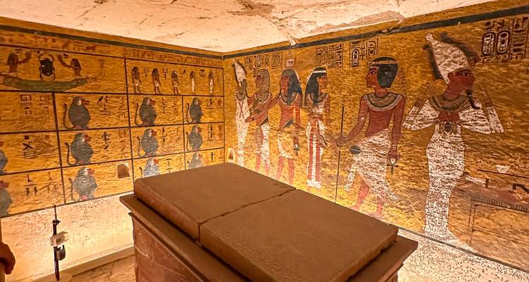 Des peintures murales colorées ornent une chambre funéraire antique dans la Vallée des Rois.