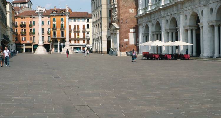 Piazza dei Signori in Vicenza mit Straßencafé und Spaziergängern.