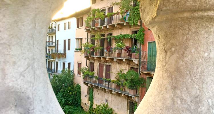 Charmante Balkone voller Pflanzen in einer alten italienischen Stadt.