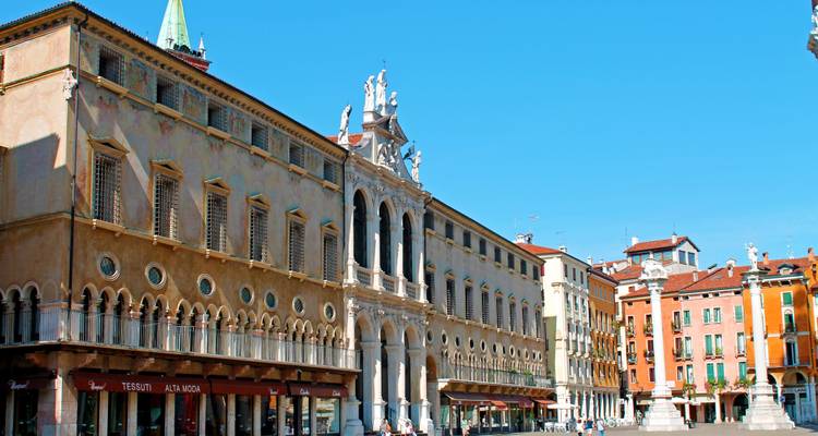 Elegante Gebäude in Vicenza mit klarem blauen Himmel.