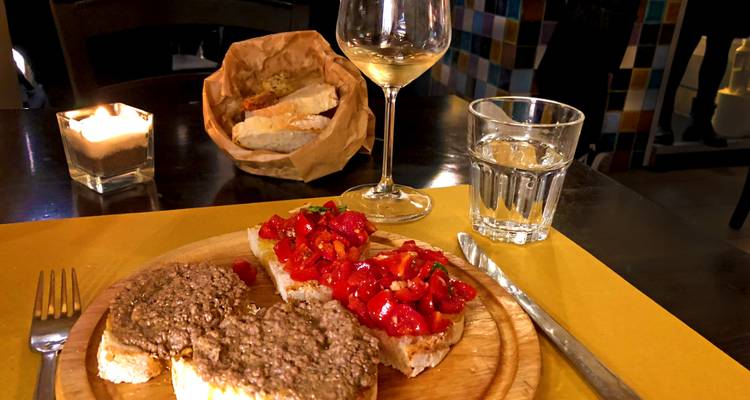 Italiaanse keuken met bruschetta en een glas wijn op een tafel.
