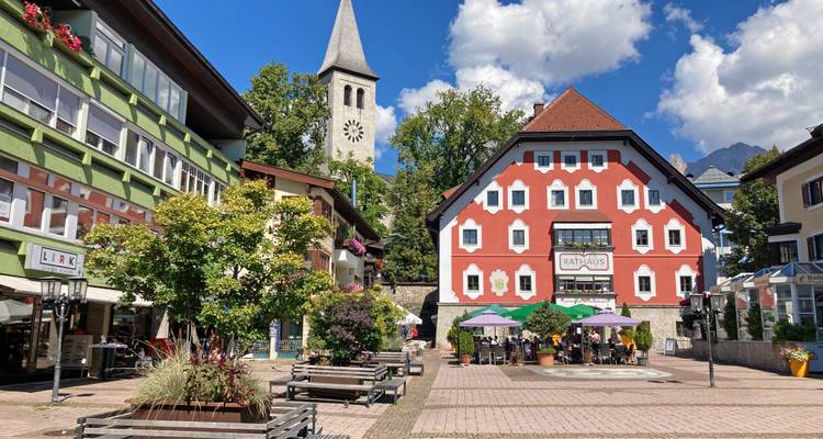 Plaza colorida con arquitectura europea tradicional bajo un cielo despejado.