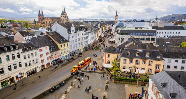 Scène urbaine vue d'en haut avec des gens qui marchent à travers une place de ville.