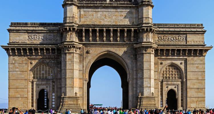 De Gateway of India met een menigte toeristen ervoor.