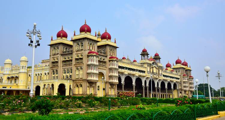 Het Mysore Paleis met weelderige tuinen ervoor.