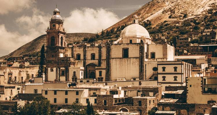 Une église historique sur une colline.