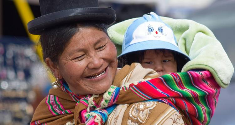Une femme et un enfant en tenue traditionnelle.