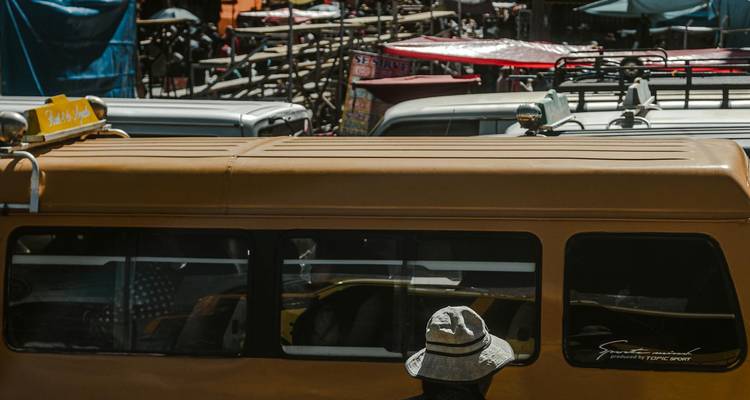 Une rue animée avec des véhicules et des gens.