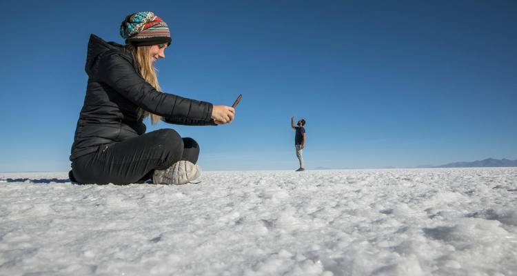 Une femme prenant une photo sur les salines.