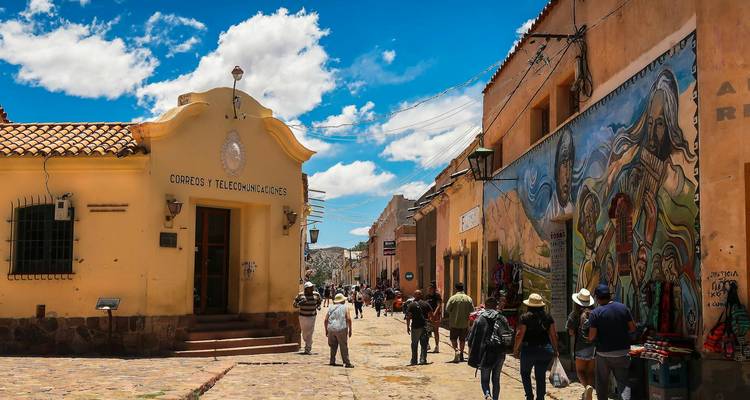 Une scène de rue avec des bâtiments coloniaux.