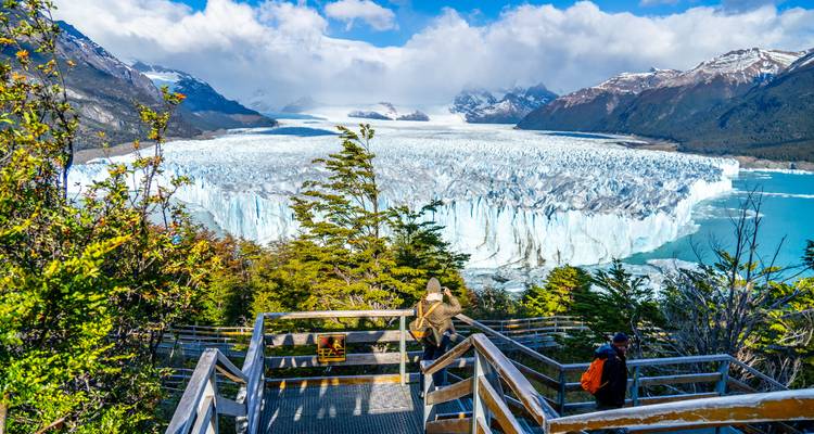 Une plateforme d'observation surplombant un glacier.