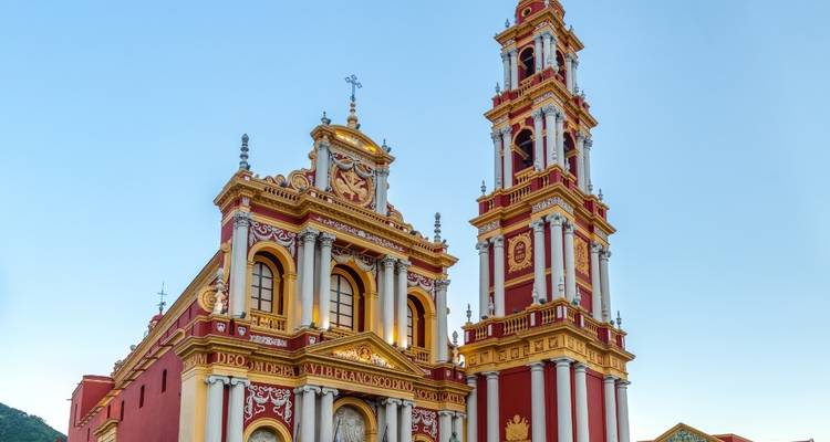Une église lumineuse et colorée aux détails complexes.