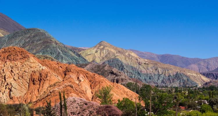 Collines multicolores dans un paysage montagneux pittoresque.