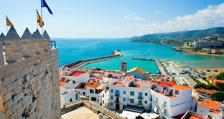 Panoramisch zicht op Peniscola, Spanje, met een kasteel, stad en zee.