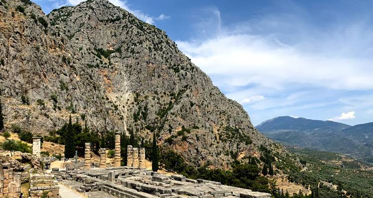 Vista de las ruinas de Delfos con las montañas circundantes.