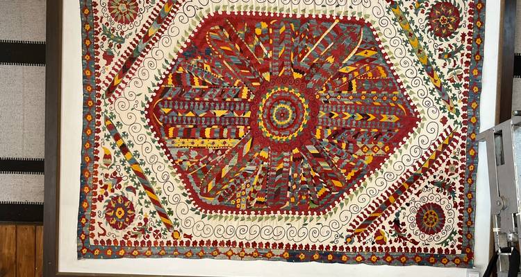 Exposición colorida de una gran alfombra tradicional.