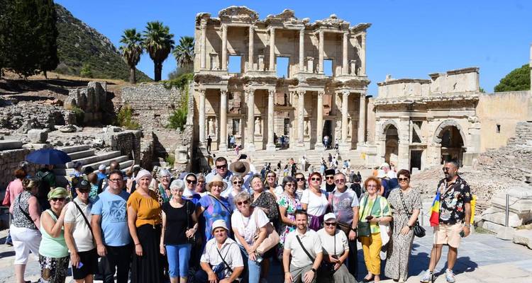 Foto grupal frente a las ruinas de la Biblioteca de Celso.