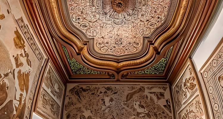 Plafond et murs décorés de manière complexe avec des motifs ornementaux.