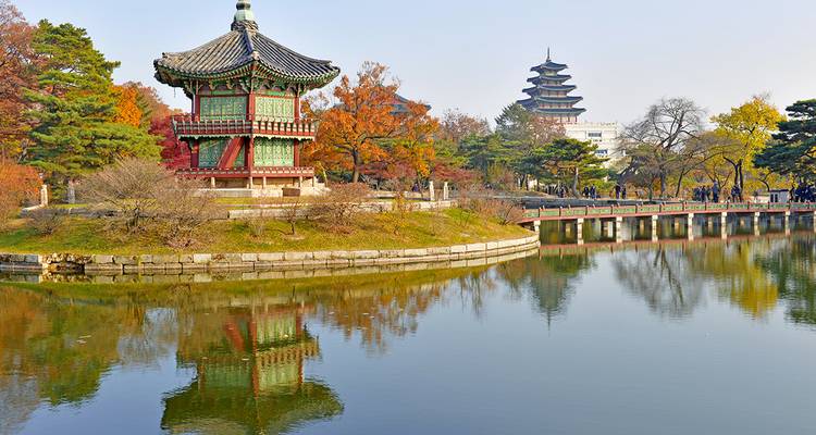 Templo y pagoda en Seúl con árboles otoñales coloridos.