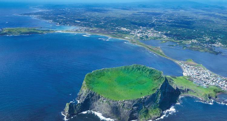 Cráter volcánico de la Isla de Jeju con océano azul y costa.
