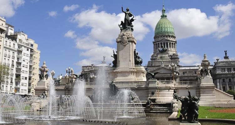 Schöne neoklassizistische Architektur mit einem großen Brunnen im Vordergrund.