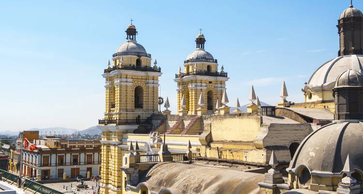 Koloniale architectuur met sierlijke torens en stadszicht.