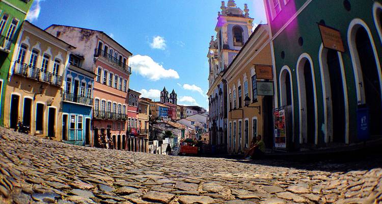 Coloridos edificios coloniales en una calle empedrada en Salvador.