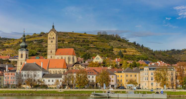 Blick auf eine Stadt mit einer markanten Kirche und Hügeln.