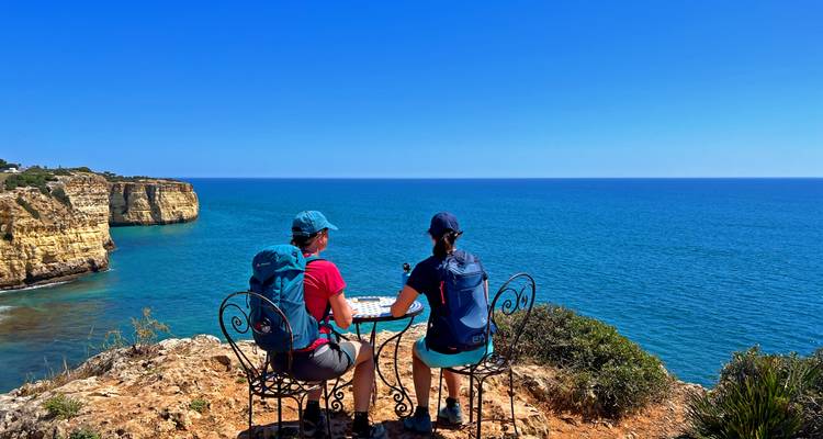 Deux personnes partageant un repas avec vue sur la mer.
