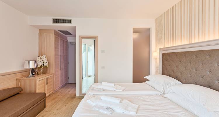 Einfaches Hotelzimmer mit zwei Einzelbetten und Holzmöbeln