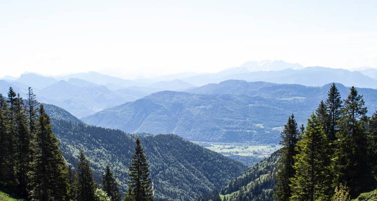 Contemplando una vasta cordillera con cielos azules despejados.