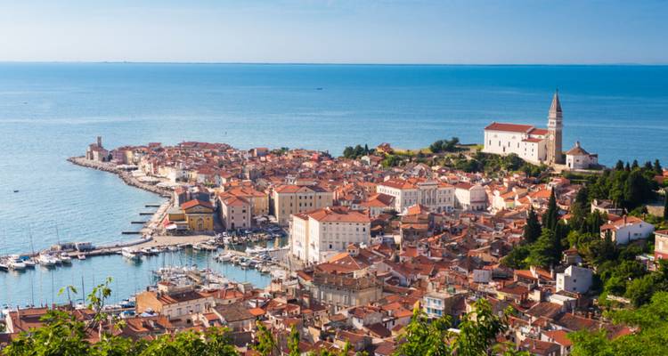 Pintoresco pueblo costero with edificios históricos junto al océano.