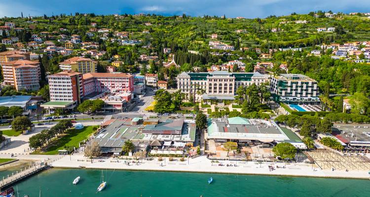 Vista aérea de un pueblo costero con un mar vibrante.
