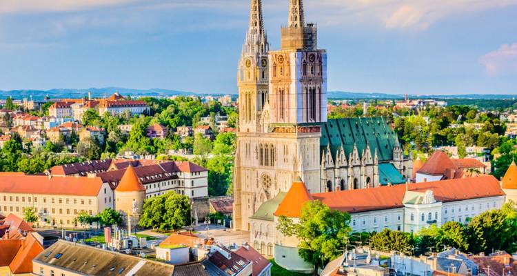 Vista aérea de una catedral histórica rodeada de edificios de la ciudad.