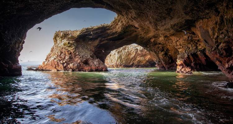 Formations rocheuses naturelles et arches au-dessus de l'océan avec des vagues.