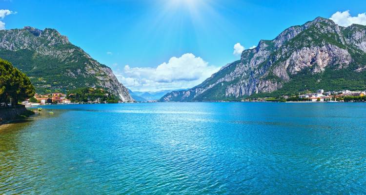 Vaste lac avec montagnes environnantes par une journée ensoleillée