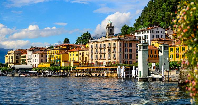 Encantador pueblo a orillas del lago de Bellagio con villas coloridas y un campanario reflejados en el lago Como.