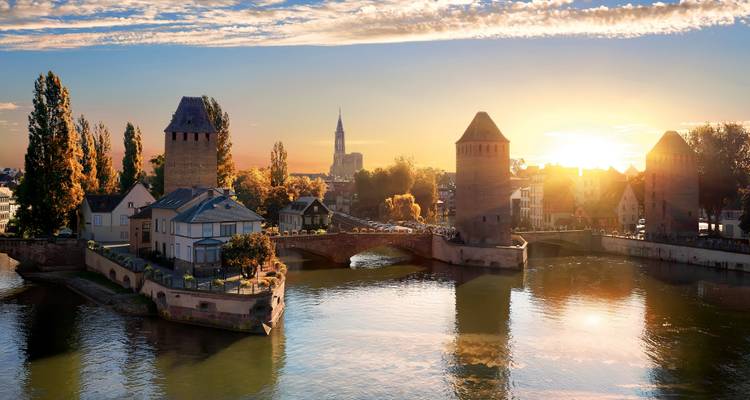 Edificios históricos a lo largo del río Ill al atardecer en Estrasburgo.